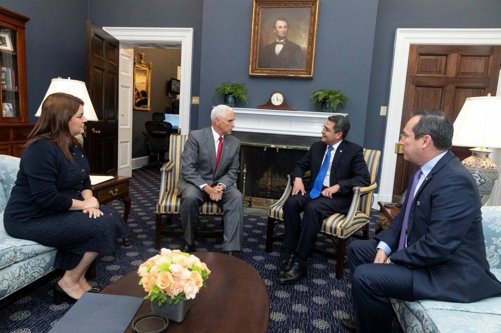 REUNIÓN. El vicepresidente de Estados Unidos, Mike Pence, reunido con el presidente de Honduras, Juan Orlando Hernandez, en la Casa Blanca en junio de 2018. /White House